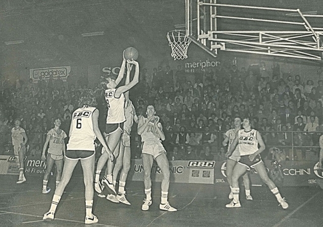 Finale Scudetto 1984 tra GBC Milano e Zolu Vicenza: la 'rookie' Adriana Galimberti al tiro, sua sorella Antonella (6) di spalle. (per gentile concessione di Adriana Galimberti)
